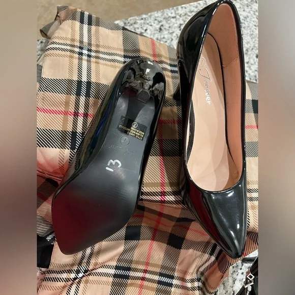 Forever 21 Black Classic Heels - Picture 2 of 3